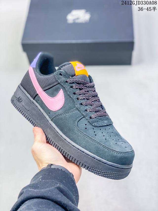 公司级带半码耐克nike Air Force 1‘07 空军一号低帮百搭休闲运动板鞋。柔软、弹性十足的缓震性能和出色的中底设计，横跨复古与现代的外型结合，造就出