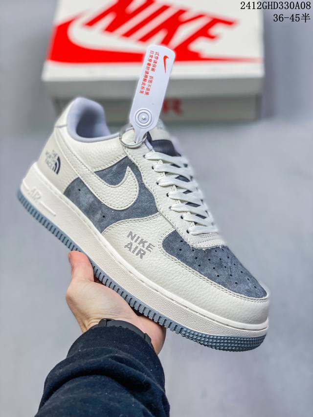 公司级带半码耐克nike Air Force 1‘07 空军一号低帮百搭休闲运动板鞋。柔软、弹性十足的缓震性能和出色的中底设计，横跨复古与现代的外型结合，造就出