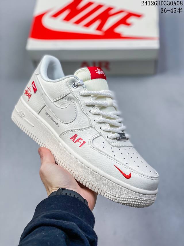 公司级带半码耐克nike Air Force 1‘07 空军一号低帮百搭休闲运动板鞋。柔软、弹性十足的缓震性能和出色的中底设计，横跨复古与现代的外型结合，造就出