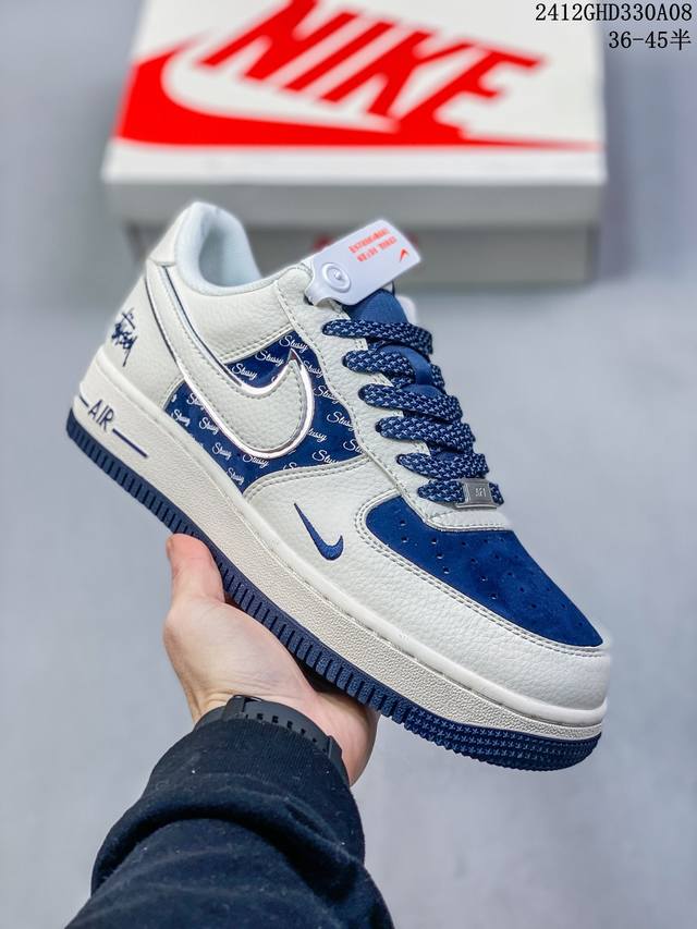 公司级带半码耐克nike Air Force 1‘07 空军一号低帮百搭休闲运动板鞋。柔软、弹性十足的缓震性能和出色的中底设计，横跨复古与现代的外型结合，造就出