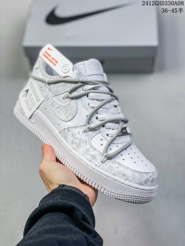 公司级带半码耐克nike Air Force 1‘07 空军一号低帮百搭休闲运动板鞋。柔软、弹性十足的缓震性能和出色的中底设计，横跨复古与现代的外型结合，造就出