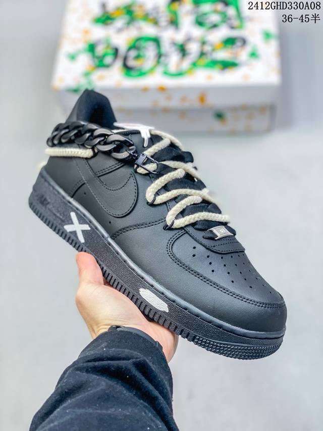 公司级带半码耐克nike Air Force 1‘07 空军一号低帮百搭休闲运动板鞋。柔软、弹性十足的缓震性能和出色的中底设计，横跨复古与现代的外型结合，造就出