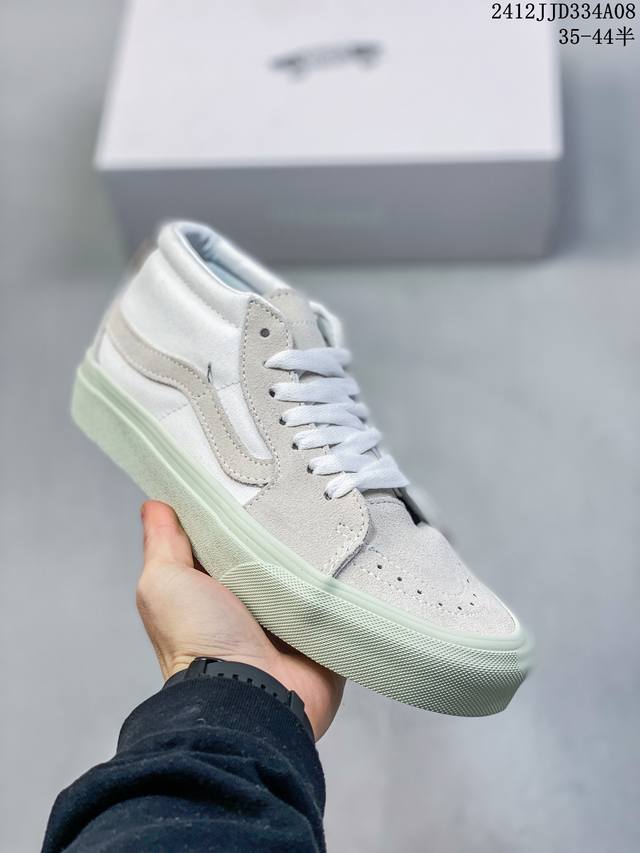 Vault By Vans X Jjjjound Authentic 笫三次携手共创作全新联名 将标志性极简主义设计融入到更多vans经典鞋型，Sk8-Mid,