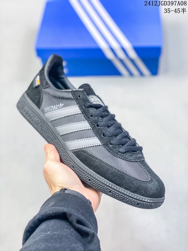 Adidas 阿迪达斯 原楦开发纸版楦型，采用猪巴革组合太空革鞋面材质，内嵌环保海玻璃足弓人体工学鞋垫，外置防滑耐磨rb橡胶大底展现浓厚的复古味道，阿迪达斯ad