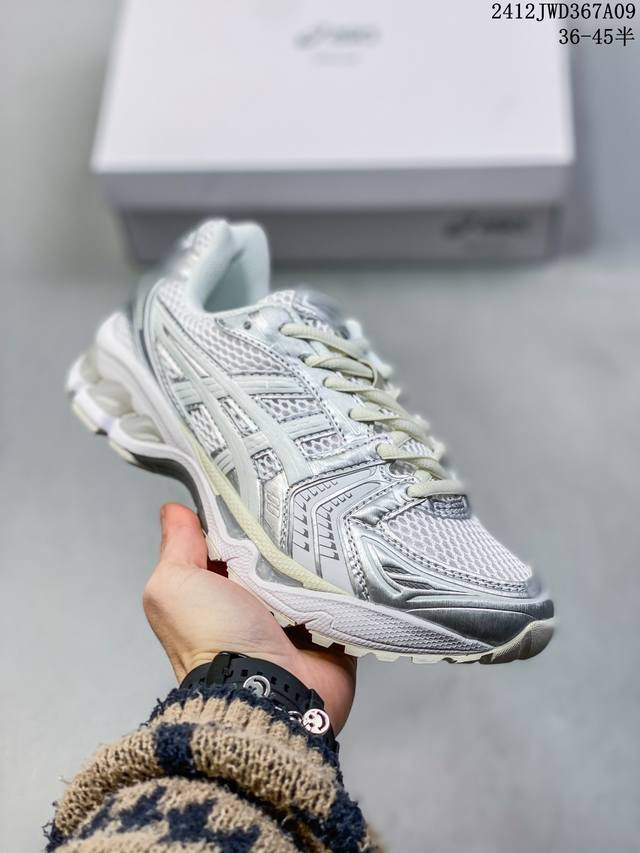 Jjjjound X Asics Gel Kayano 14黑色搭配让整鞋兼具复古气息和未来感，更有别样的视觉效果。鞋面材质方面，两款鞋采用网布和热熔材质相拼接