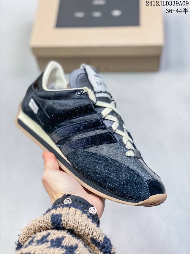 Adidas 阿迪达斯 男女鞋半码制，原楦原纸版开发，采用软质环保纤维革鞋面材质，中底嵌入eva切片缓震，外置耐磨橡胶鞋底片 底越薄，越时髦！Jennie穿搭代