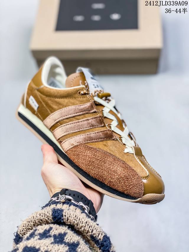 Adidas 阿迪达斯 男女鞋半码制，原楦原纸版开发，采用软质环保纤维革鞋面材质，中底嵌入eva切片缓震，外置耐磨橡胶鞋底片 底越薄，越时髦！Jennie穿搭代