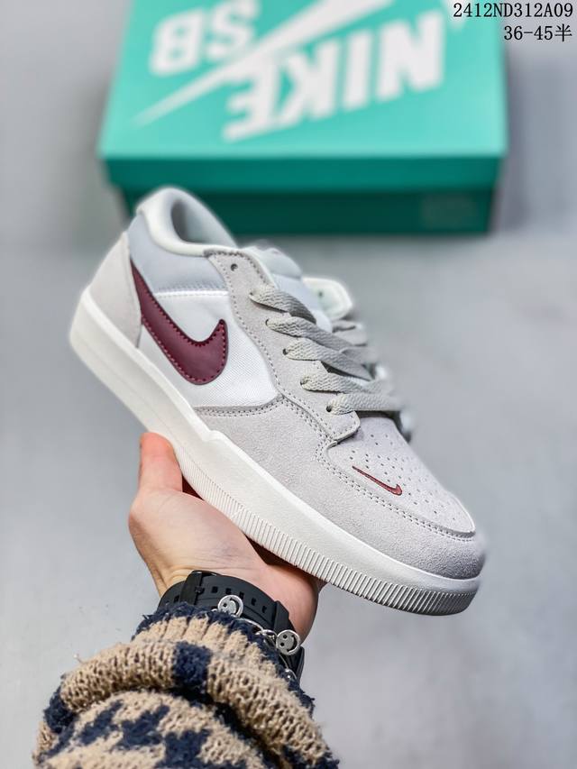 公司级耐克nike Sb Force 58低帮休闲板鞋 是一款将前沿创新带入街头的单品，它具有硫化杯底，具有出色的耐用性和灵活性。使用帆布和绒面革，在饰面上放置