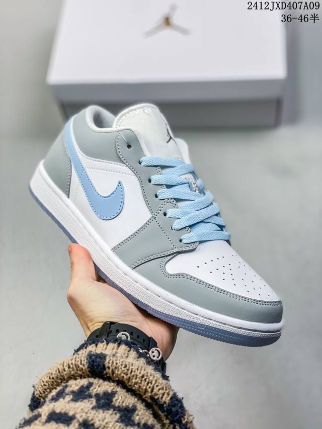 定制球鞋 Jordan Air Jordan 1 简约 潮流百搭 小清新 防滑耐磨 低帮 复古篮球鞋 浅灰色 货号 : Dc0774-105 尺码 : 36-4