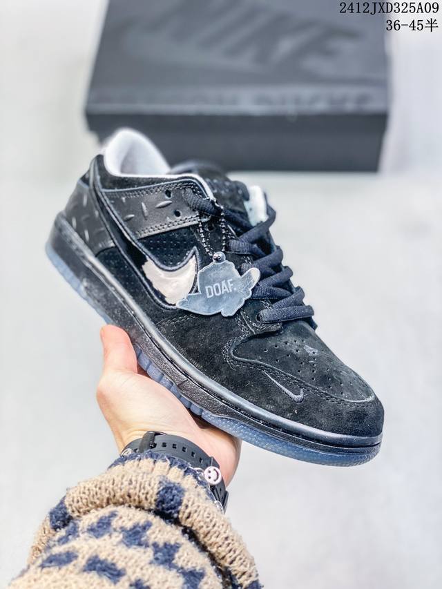 耐克nike Sb Dunk Low Sb 扣篮系列复古低帮休闲运动滑板板鞋。采用脚感柔软舒适zoomair气垫，有效吸 收滑板等极限运动在落地时带来的冲击力，