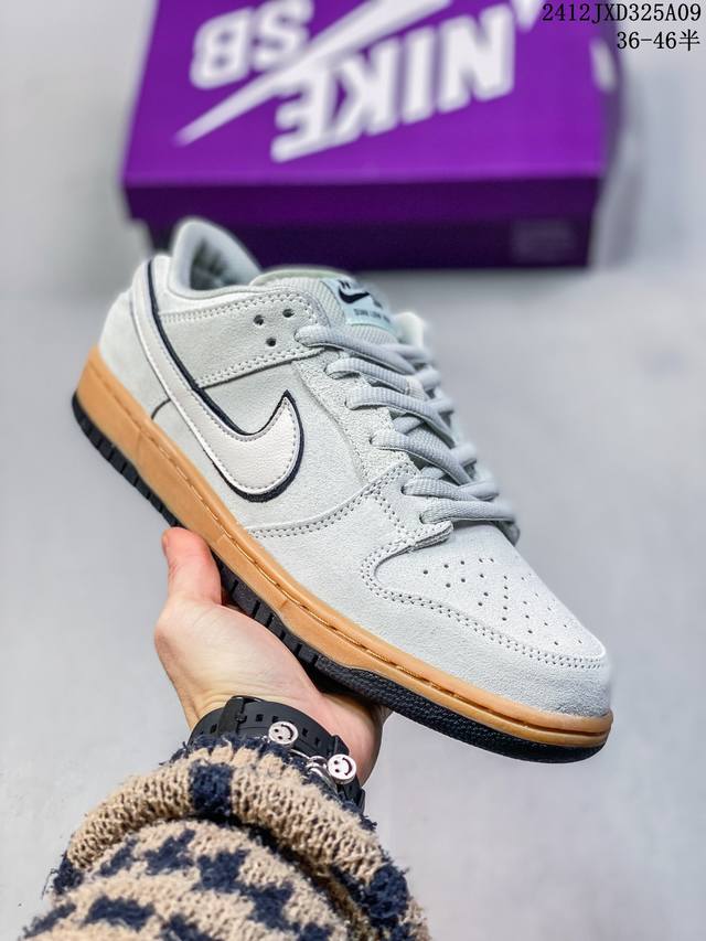 耐克nike Sb Dunk Low Sb 扣篮系列复古低帮休闲运动滑板板鞋。采用脚感柔软舒适zoomair气垫，有效吸 收滑板等极限运动在落地时带来的冲击力，