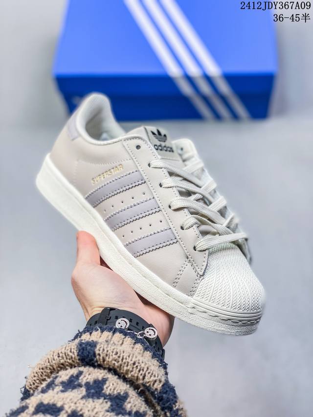 Adidas Originals Samba板鞋，鞋面采用皮革材质制成，搭配皮革鞋舌和人造革衬里，穿着舒适而质感细腻。融合时尚的厚底设计，加入3厘米厚的生胶大底