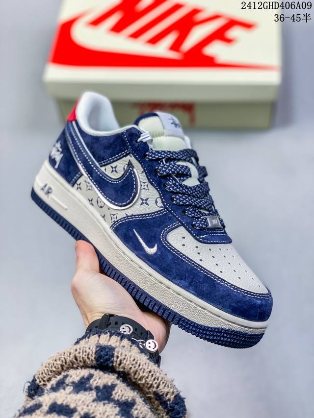 公司级带半码耐克nike Air Force 1‘07 空军一号低帮百搭休闲运动板鞋。柔软、弹性十足的缓震性能和出色的中底设计，横跨复古与现代的外型结合，造就出