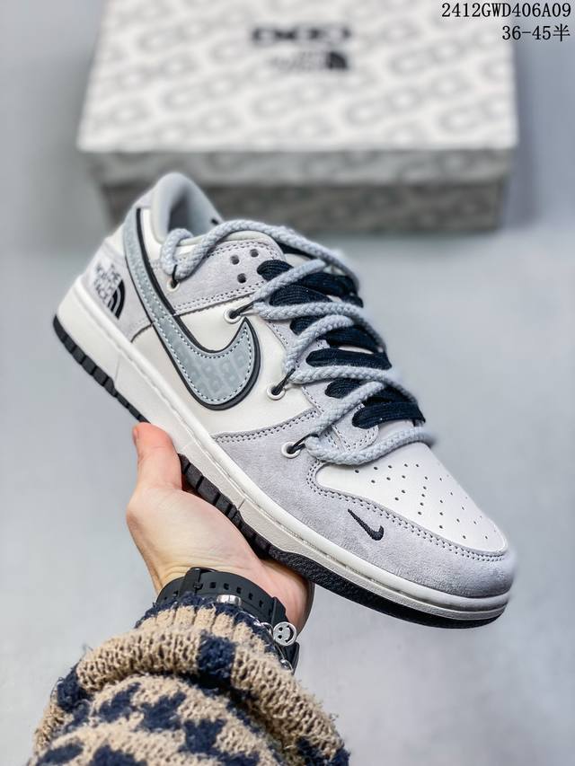 公司级 头层 Stussy X Nike Dunk Sb Low 斯图西 X 耐克 Sb 低帮 联名棕灰 鞋身以浅灰色麂皮作为主色调，搭配棕色麂皮框架覆盖层，使