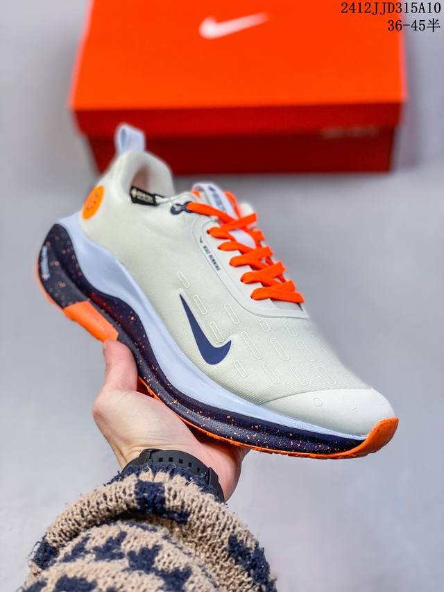 独家实拍 Nike Reactx Infinity Run 4 马拉松 轻量鞋面搭配位于足弓处的全新板带设计，细致包裹双脚，为nike飞马带来更稳固可靠的贴合感