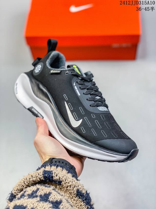 独家实拍 Nike Reactx Infinity Run 4 马拉松 轻量鞋面搭配位于足弓处的全新板带设计，细致包裹双脚，为nike飞马带来更稳固可靠的贴合感