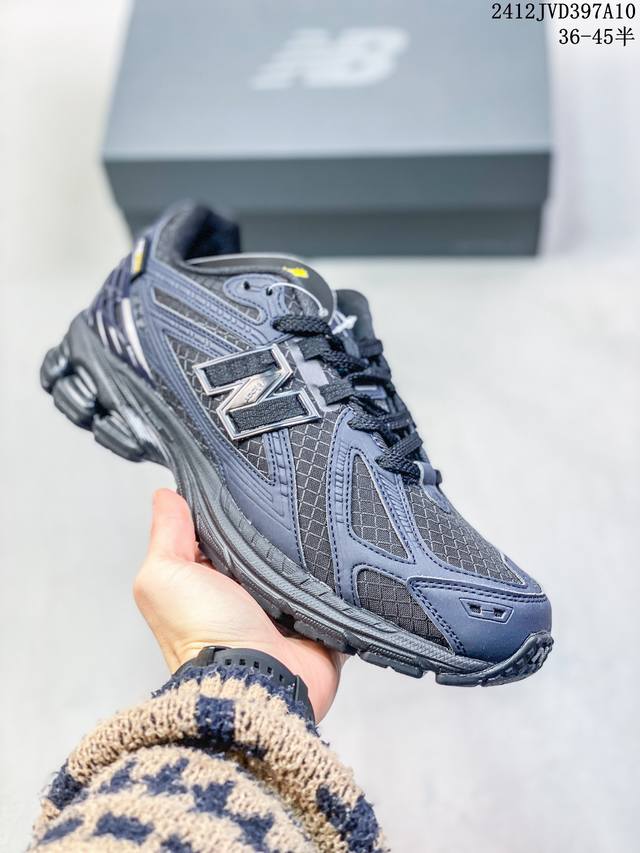 New Balance 新百伦 升级原楦原纸版数据开发版型，采用环保纤维牛剖革拼接透气网眼衬垫织物鞋面材质，T-Beam大底提供足步弓支撑，保持步态稳定，后跟搭