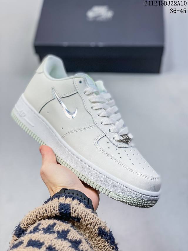 公司级耐克nike Air Force 1 Mid 07 空军一号中帮百搭休闲运动板鞋。柔软、弹性十足的缓震性能和出色的中底设计，横跨复古与现代的外型结合，造就