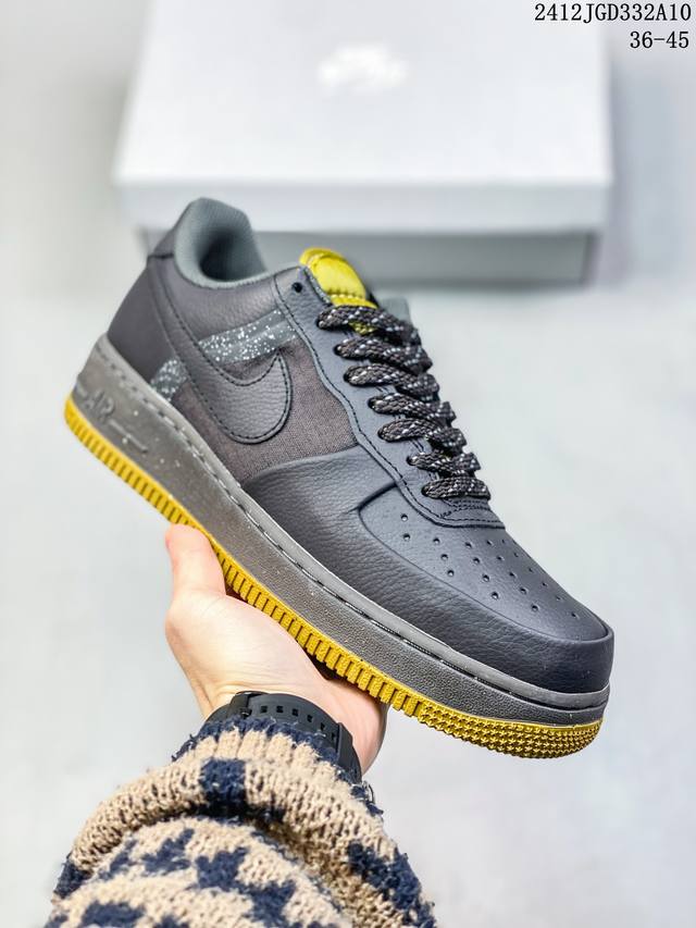 公司级耐克nike Air Force 1 Mid 07 空军一号中帮百搭休闲运动板鞋。柔软、弹性十足的缓震性能和出色的中底设计，横跨复古与现代的外型结合，造就