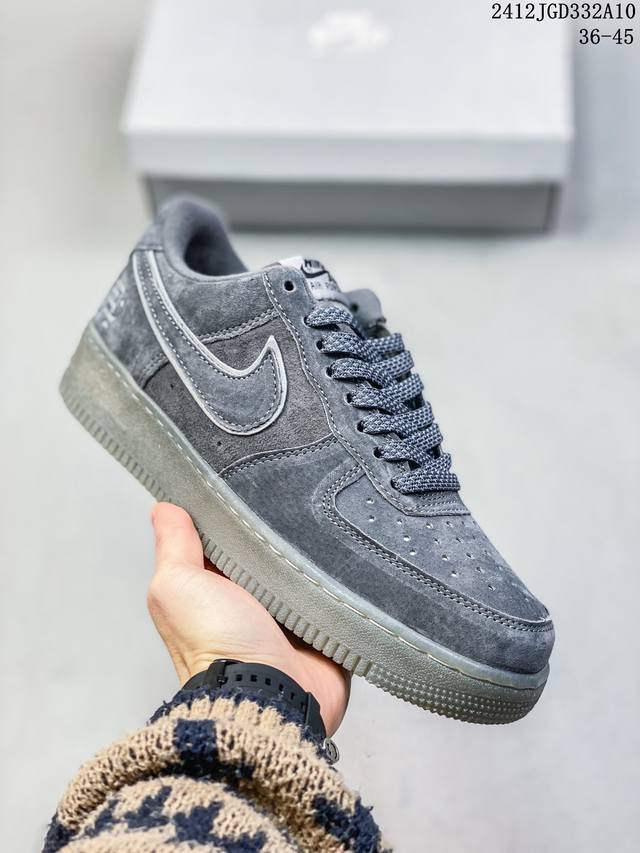 公司级耐克nike Air Force 1 Mid 07 空军一号中帮百搭休闲运动板鞋。柔软、弹性十足的缓震性能和出色的中底设计，横跨复古与现代的外型结合，造就