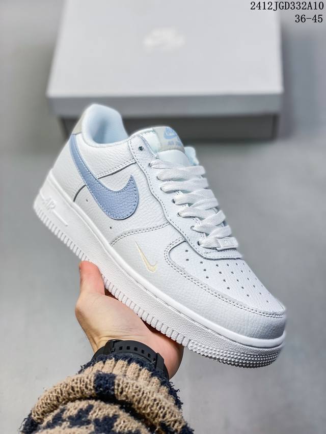 公司级耐克nike Air Force 1 Mid 07 空军一号中帮百搭休闲运动板鞋。柔软、弹性十足的缓震性能和出色的中底设计，横跨复古与现代的外型结合，造就