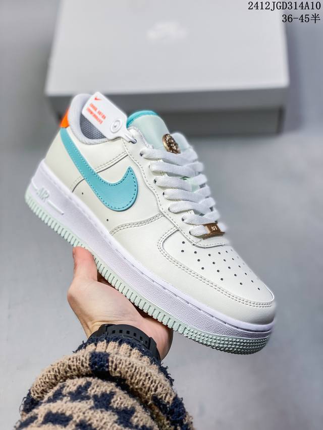 公司级耐克nike Air Force 1 Mid 07 空军一号中帮百搭休闲运动板鞋。柔软、弹性十足的缓震性能和出色的中底设计，横跨复古与现代的外型结合，造就