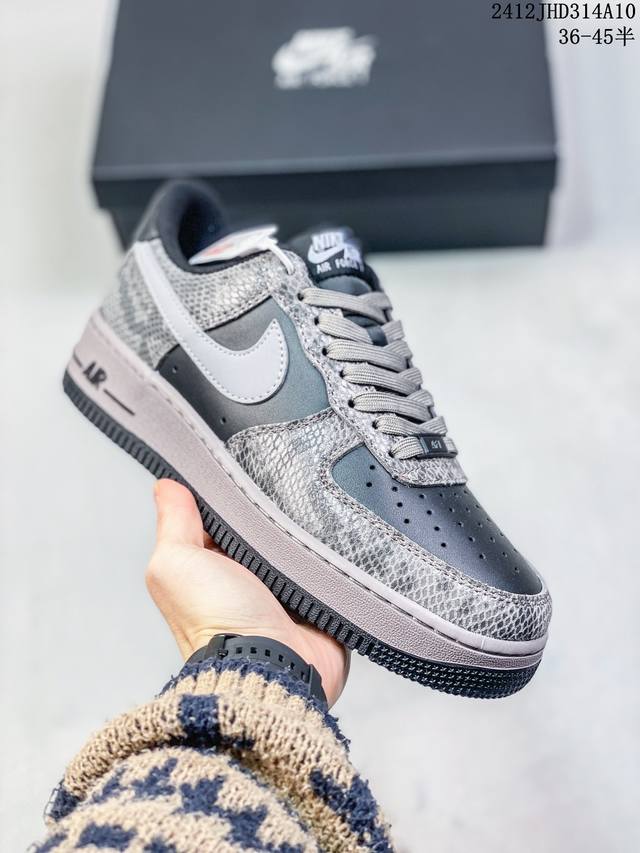 公司级耐克nike Air Force 1 Mid 07 空军一号中帮百搭休闲运动板鞋。柔软、弹性十足的缓震性能和出色的中底设计，横跨复古与现代的外型结合，造就