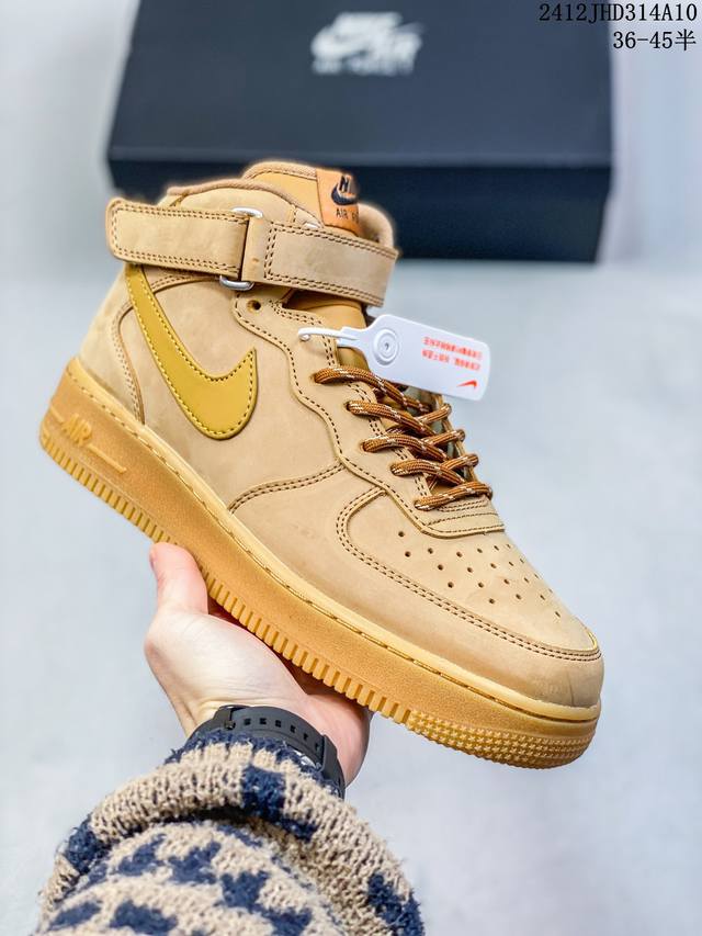 公司级耐克nike Air Force 1 Mid 07 空军一号中帮百搭休闲运动板鞋。柔软、弹性十足的缓震性能和出色的中底设计，横跨复古与现代的外型结合，造就