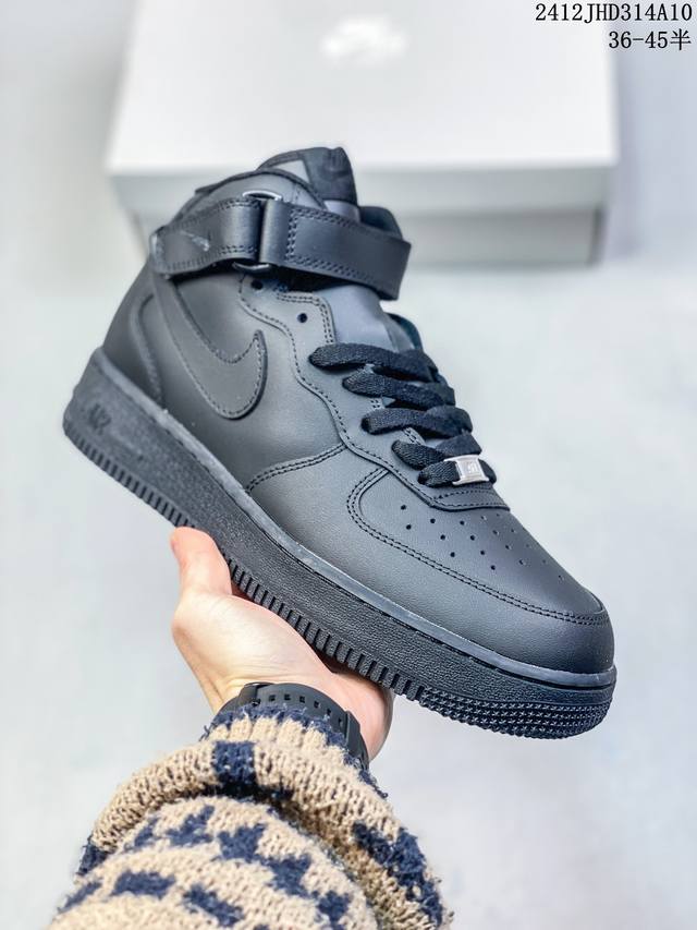 公司级耐克nike Air Force 1 Mid 07 空军一号中帮百搭休闲运动板鞋。柔软、弹性十足的缓震性能和出色的中底设计，横跨复古与现代的外型结合，造就