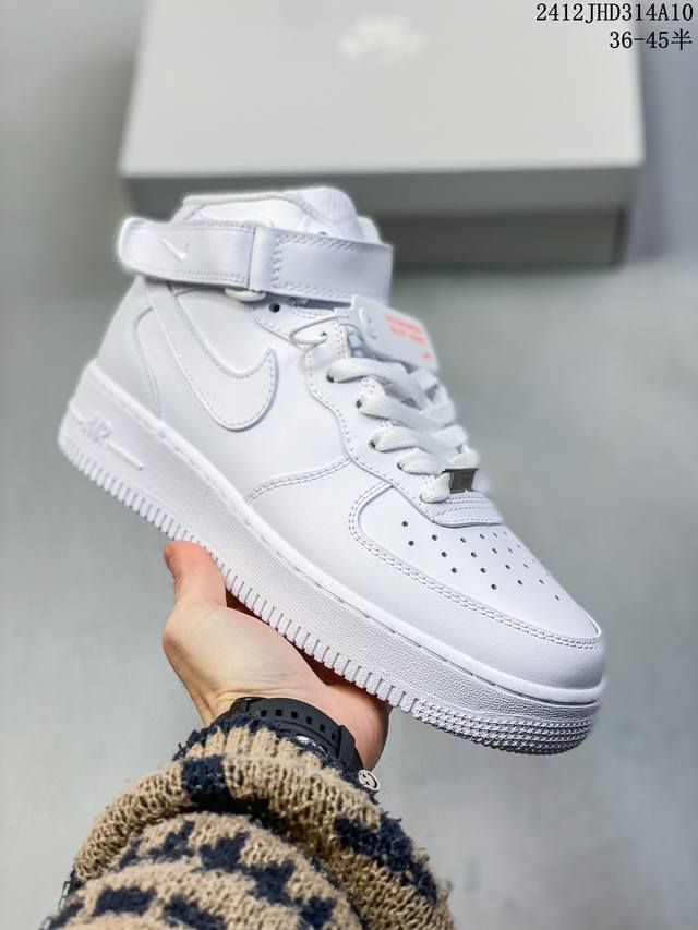 公司级耐克nike Air Force 1 Mid 07 空军一号中帮百搭休闲运动板鞋。柔软、弹性十足的缓震性能和出色的中底设计，横跨复古与现代的外型结合，造就