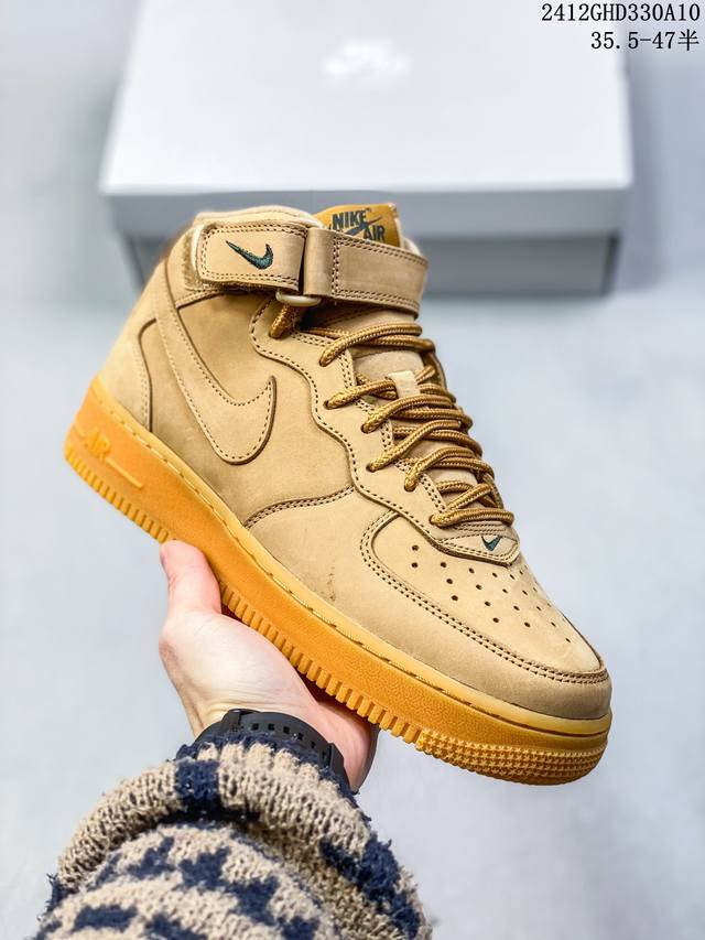 公司级耐克nike Air Force 1 Mid 07 空军一号中帮百搭休闲运动板鞋。柔软、弹性十足的缓震性能和出色的中底设计，横跨复古与现代的外型结合，造就