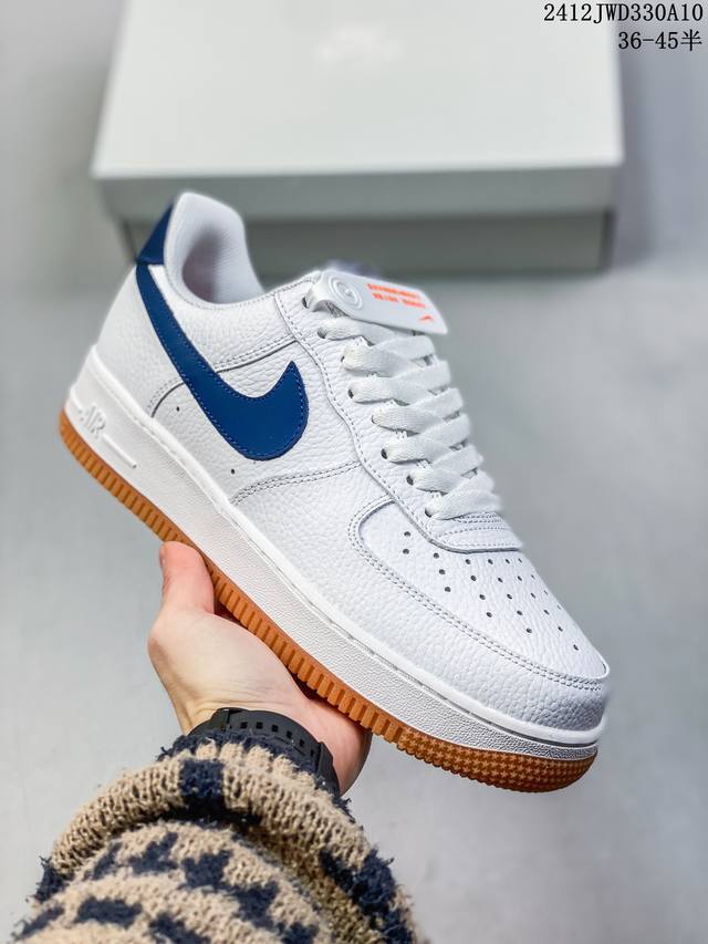 公司级耐克nike Air Force 1 Mid 07 空军一号中帮百搭休闲运动板鞋。柔软、弹性十足的缓震性能和出色的中底设计，横跨复古与现代的外型结合，造就