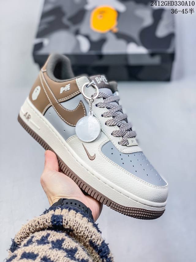 公司级耐克nike Air Force 1 Mid 07 空军一号中帮百搭休闲运动板鞋。柔软、弹性十足的缓震性能和出色的中底设计，横跨复古与现代的外型结合，造就