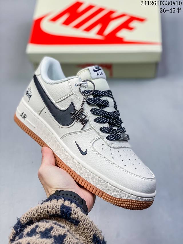 公司级耐克nike Air Force 1 Mid 07 空军一号中帮百搭休闲运动板鞋。柔软、弹性十足的缓震性能和出色的中底设计，横跨复古与现代的外型结合，造就