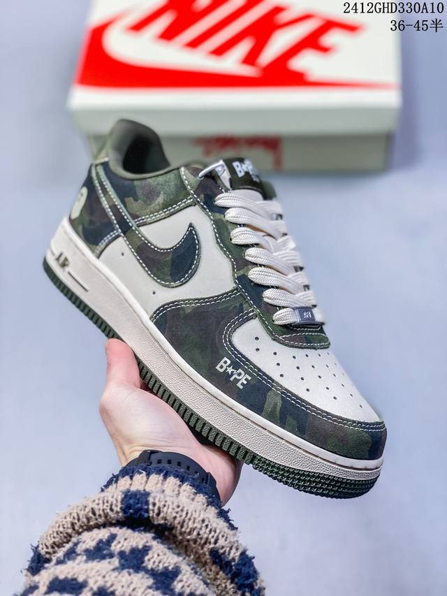 公司级耐克nike Air Force 1 Mid 07 空军一号中帮百搭休闲运动板鞋。柔软、弹性十足的缓震性能和出色的中底设计，横跨复古与现代的外型结合，造就