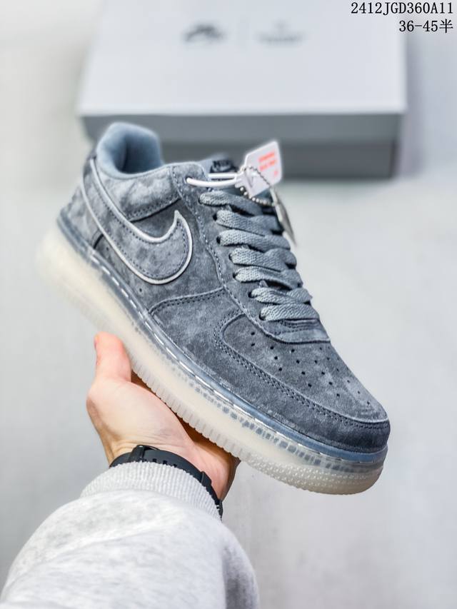 公司级耐克nike Air Force 1 Mid 07 空军一号低帮百搭休闲运动板鞋。柔软、弹性十足的缓震性能和出色的中底设计，横跨复古与现代的外型结合，造就