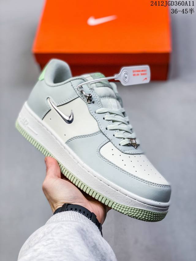 公司级耐克nike Air Force 1 Mid 07 空军一号低帮百搭休闲运动板鞋。柔软、弹性十足的缓震性能和出色的中底设计，横跨复古与现代的外型结合，造就