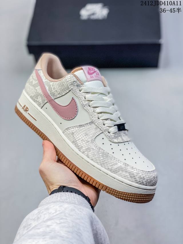 公司级耐克nike Air Force 1 Mid 07 空军一号低帮百搭休闲运动板鞋。柔软、弹性十足的缓震性能和出色的中底设计，横跨复古与现代的外型结合，造就