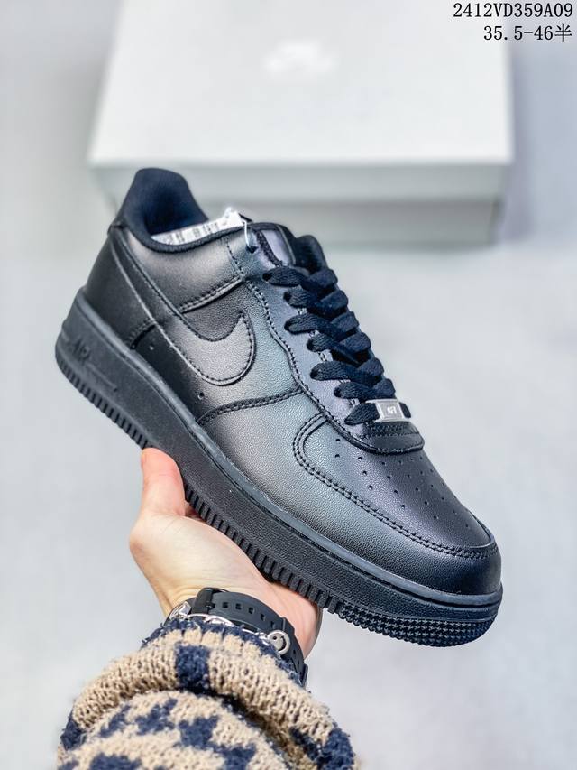 双十二福利套现带半码耐克nike Air Force 1‘07 空军一号低帮百搭休闲运动板鞋。柔软、弹性十足的缓震性能和出色的中底设计，横跨复古与现代的外型结合