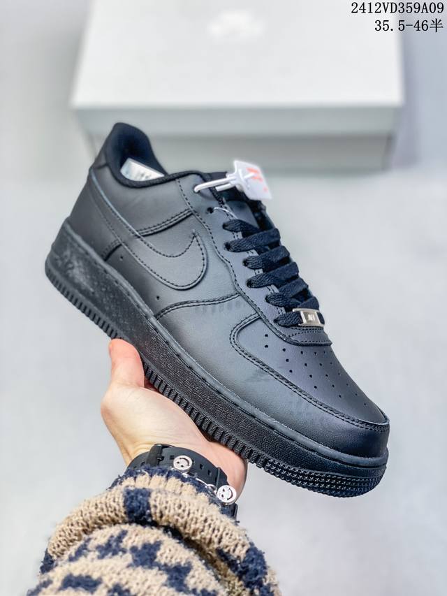 双十二福利套现带半码耐克nike Air Force 1‘07 空军一号低帮百搭休闲运动板鞋。柔软、弹性十足的缓震性能和出色的中底设计，横跨复古与现代的外型结合