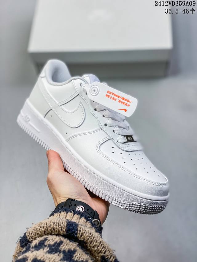 双十二福利套现带半码耐克nike Air Force 1‘07 空军一号低帮百搭休闲运动板鞋。柔软、弹性十足的缓震性能和出色的中底设计，横跨复古与现代的外型结合