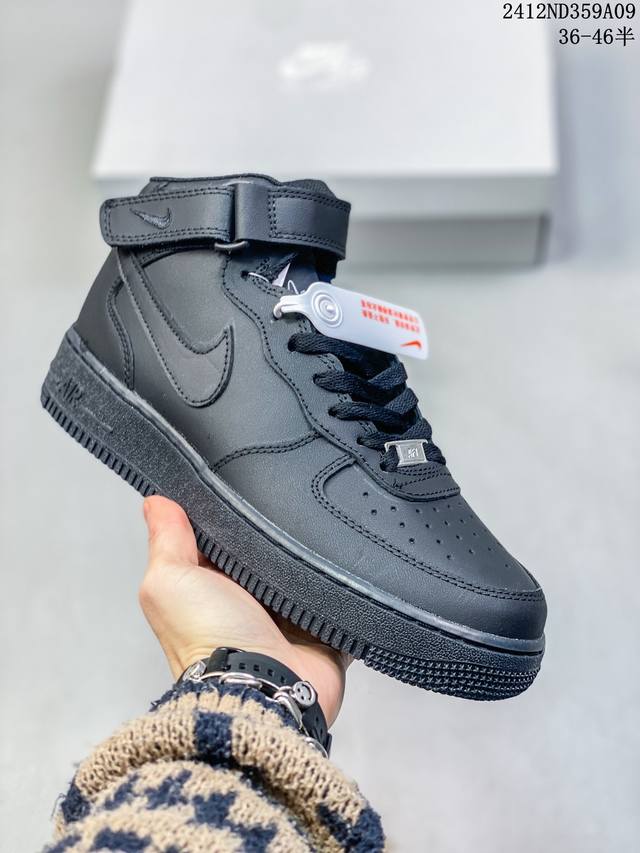 双十二福利套现带半码耐克nike Air Force 1‘07 空军一号低帮百搭休闲运动板鞋。柔软、弹性十足的缓震性能和出色的中底设计，横跨复古与现代的外型结合