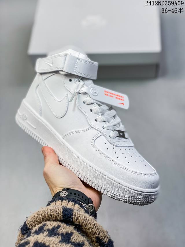 双十二福利套现带半码耐克nike Air Force 1‘07 空军一号低帮百搭休闲运动板鞋。柔软、弹性十足的缓震性能和出色的中底设计，横跨复古与现代的外型结合