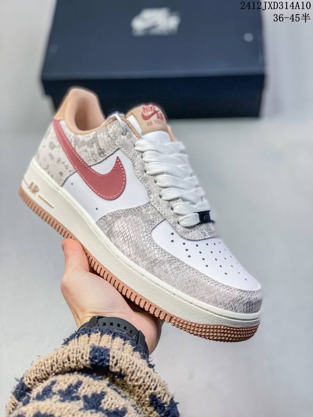 公司级耐克nike Air Force 1 Mid 07 空军一号中帮百搭休闲运动板鞋。柔软、弹性十足的缓震性能和出色的中底设计，横跨复古与现代的外型结合，造就