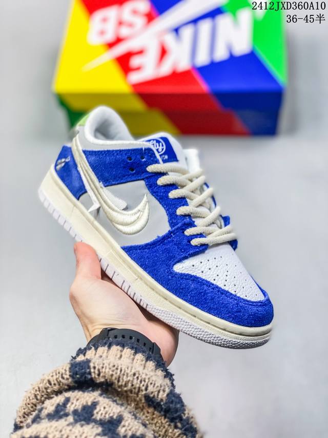 真标带半码耐克nike Sb Zoom Dunk Low 板鞋 系列经典百搭休闲运动板鞋 鞋舌的填充，使舒适性大大提升，同时也更方便穿脱中底部分则加入了脚感柔软