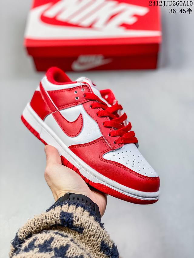 真标带半码耐克nike Sb Zoom Dunk Low 板鞋 系列经典百搭休闲运动板鞋 鞋舌的填充，使舒适性大大提升，同时也更方便穿脱中底部分则加入了脚感柔软