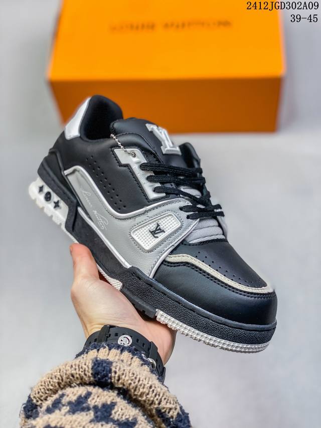 公司级全新lv路易威登louis Vuitton Trainer Sneaker Low休闲运动文化百搭板鞋 尺码:如图所示 编号：12Jgd302A09