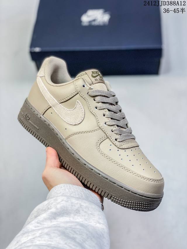 真标耐克nike Air Force 1 Mid 07 空军一号低帮百搭休闲运动板鞋。柔软、弹性十足的缓震性能和出色的中底设计，横跨复古与现代的外型结合，造就出