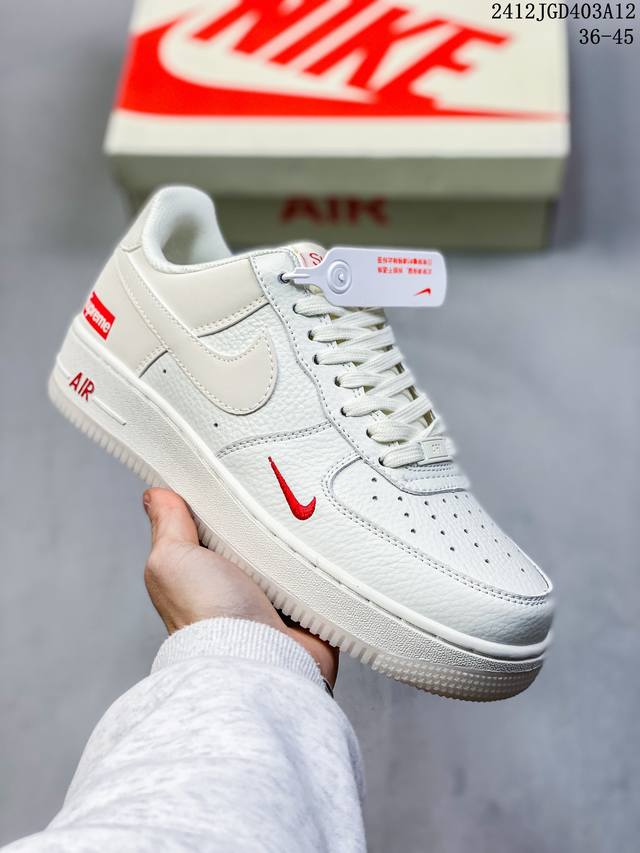 公司级耐克nike Air Force 1 Mid 07 空军一号低帮百搭休闲运动板鞋。柔软、弹性十足的缓震性能和出色的中底设计，横跨复古与现代的外型结合，造就