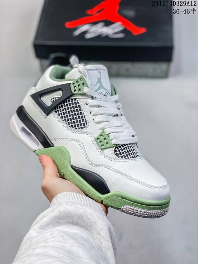 Air Jordan 4 Retro Aj4 乔丹4代 Aj4 乔4 乔丹篮球鞋系列 承袭了 Black Cat 的劲酷风范，眼前的这双 Air Jordan